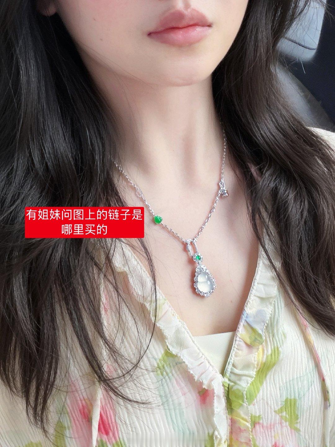 之前有宝贝问，我图上这个项链哪里买的？这个是18k金的万能链，上面有小鼻嘎翡翠，