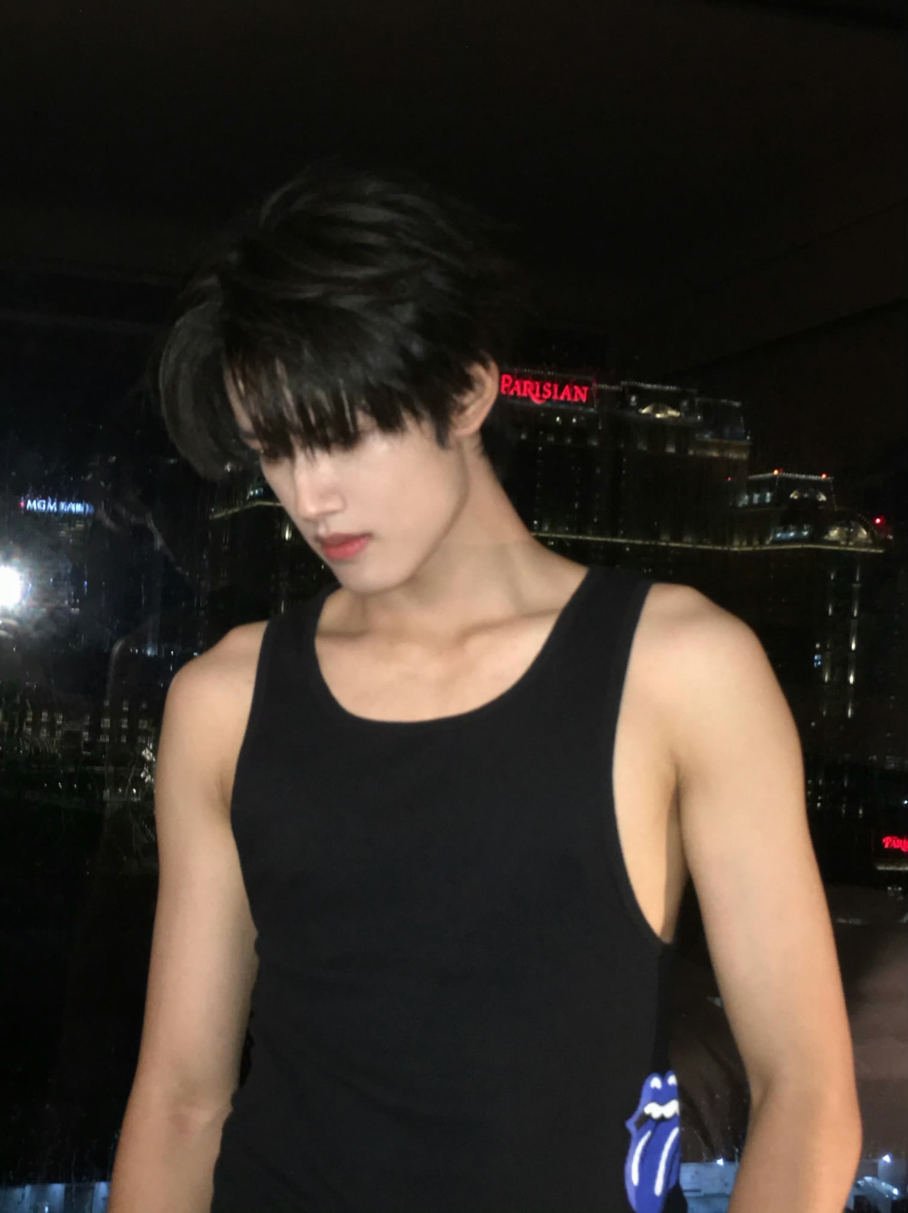 张极这组图完全女性向来的张极穿黑背心展示健身效果面容温婉细腻自带柔美氛围感，换上