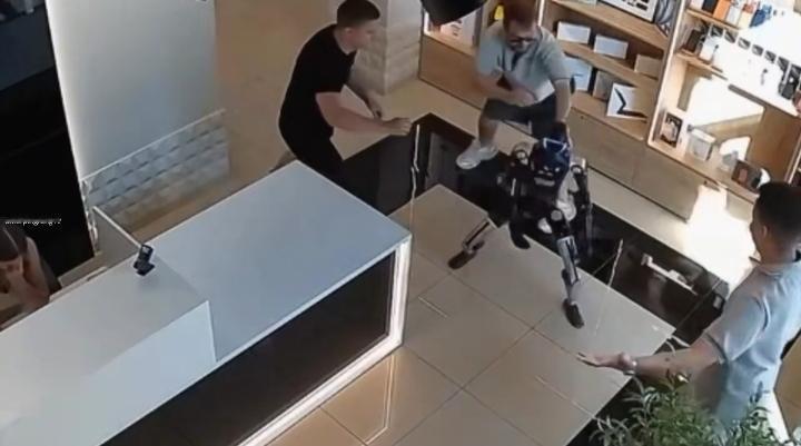 俄罗斯一款人形机器人的演示现场爆出名场面，面对顾客上前故意推搡挑衅，机器人没有失