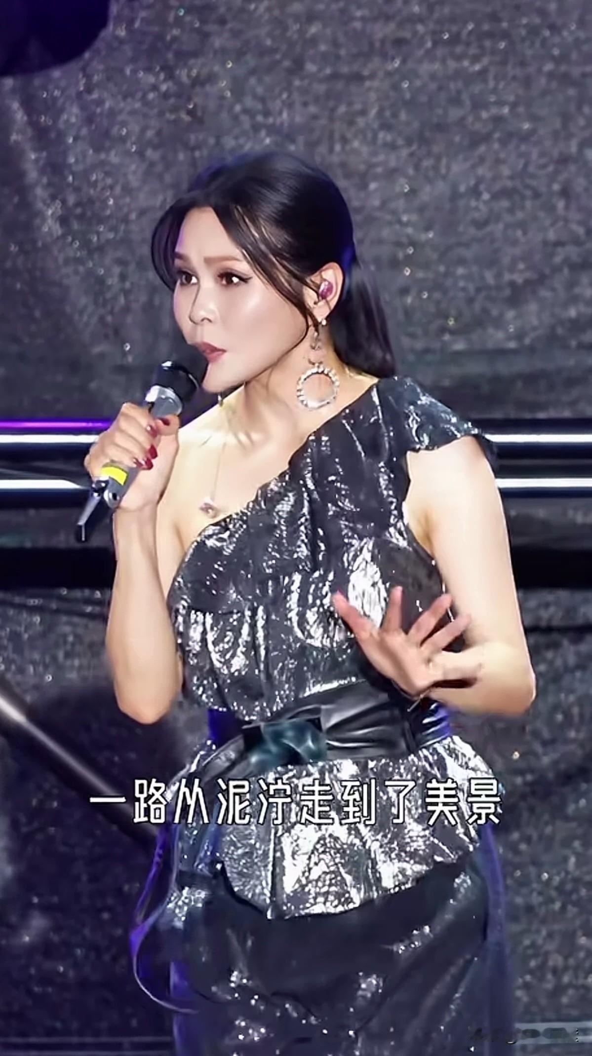 台湾女歌手周蕙，与内地甜歌皇后杨钰莹齐名。她的《约定》一开口，全是我们的青春和回