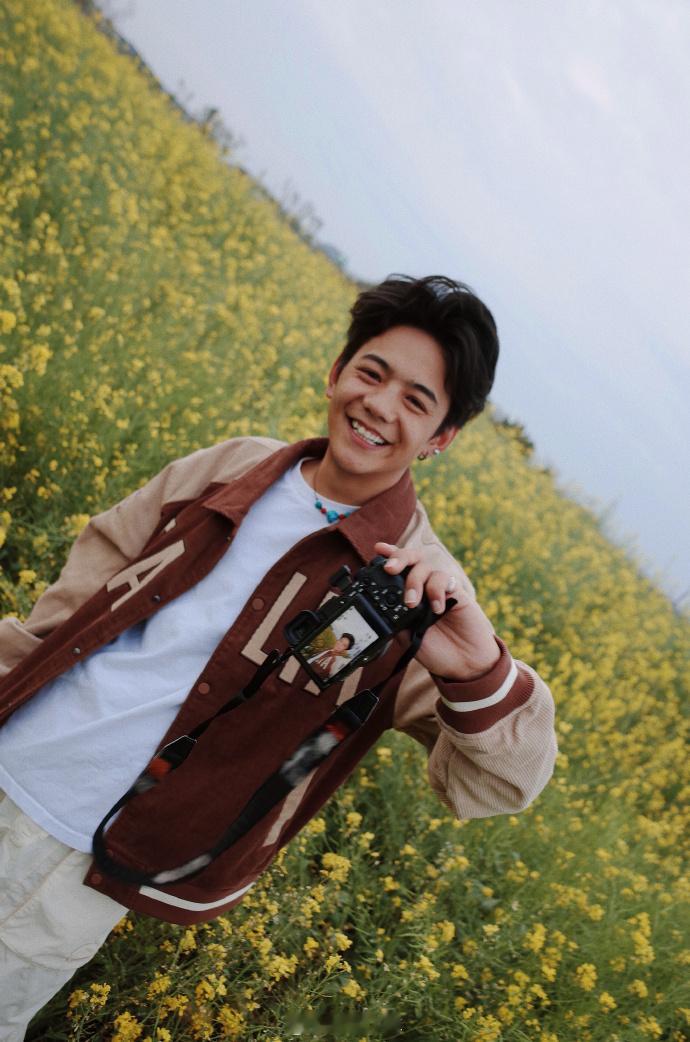 #丁真不吃番茄但吃番茄炒蛋# 真是个珍惜粮食的好孩子，就算不喜欢吃也好把它吃完不