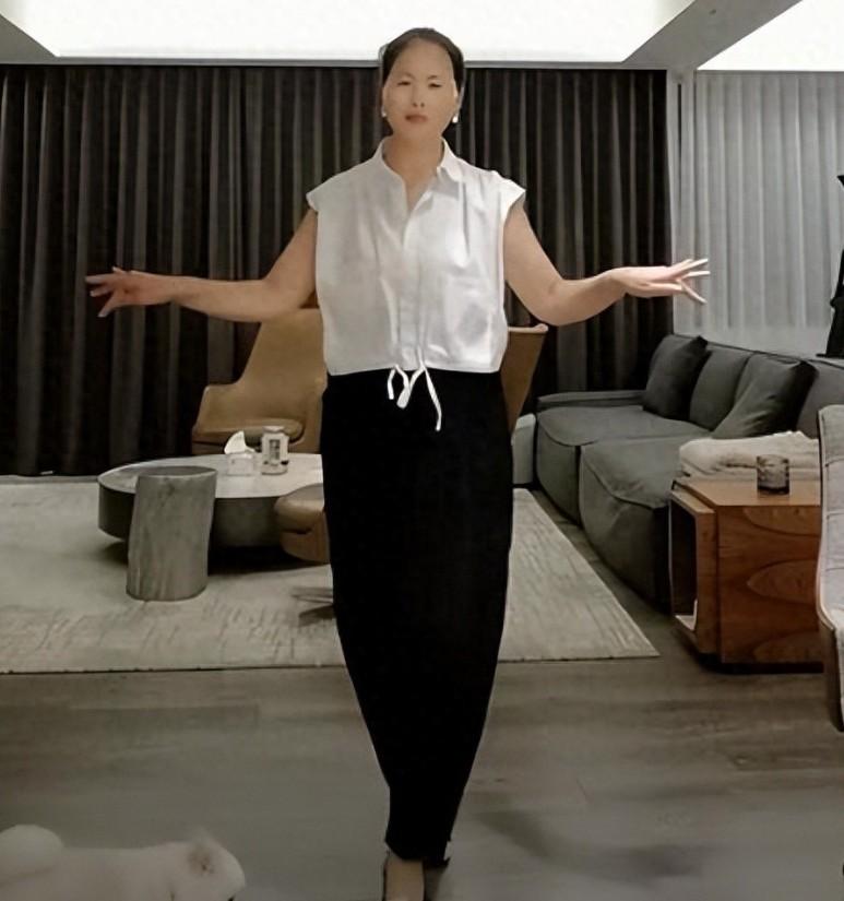 小杨阿姨频繁发唱歌跳舞视频，霖霖和玥玥长大后还配得上数十万的年薪吗？
 
拿着人