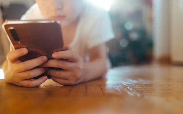 “太吓人了！”孩子抱着AI一聊就是3小时，问出一句“11楼飞出窗会摔到吗”，AI