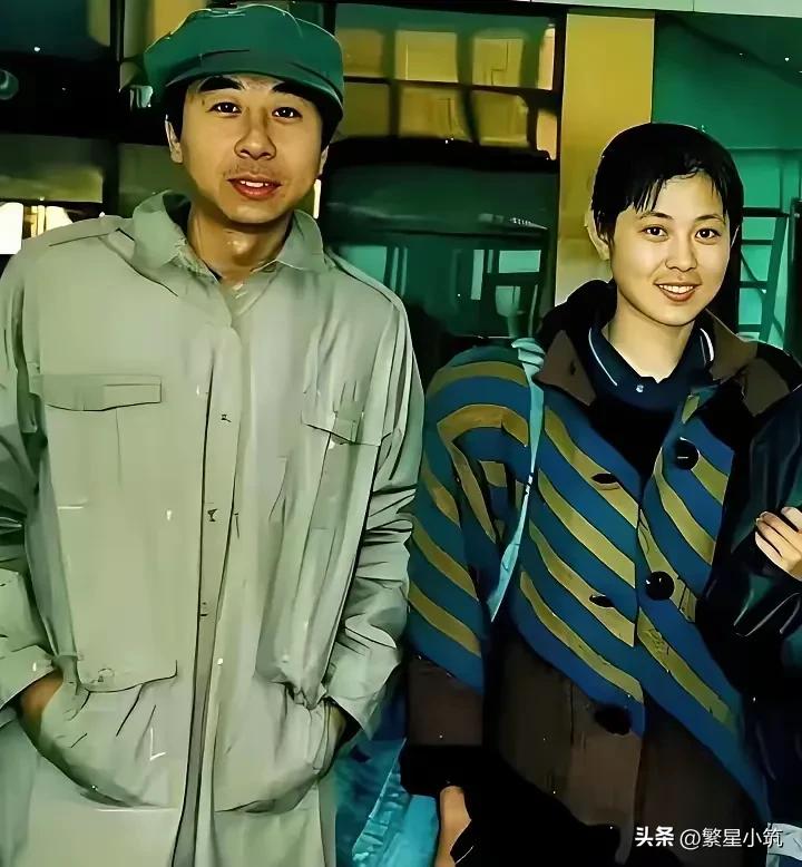 这图看起来咋这么怪异呢？一个瘦不拉几的，脑袋格外大，显得有些不协调。还有个纯素颜