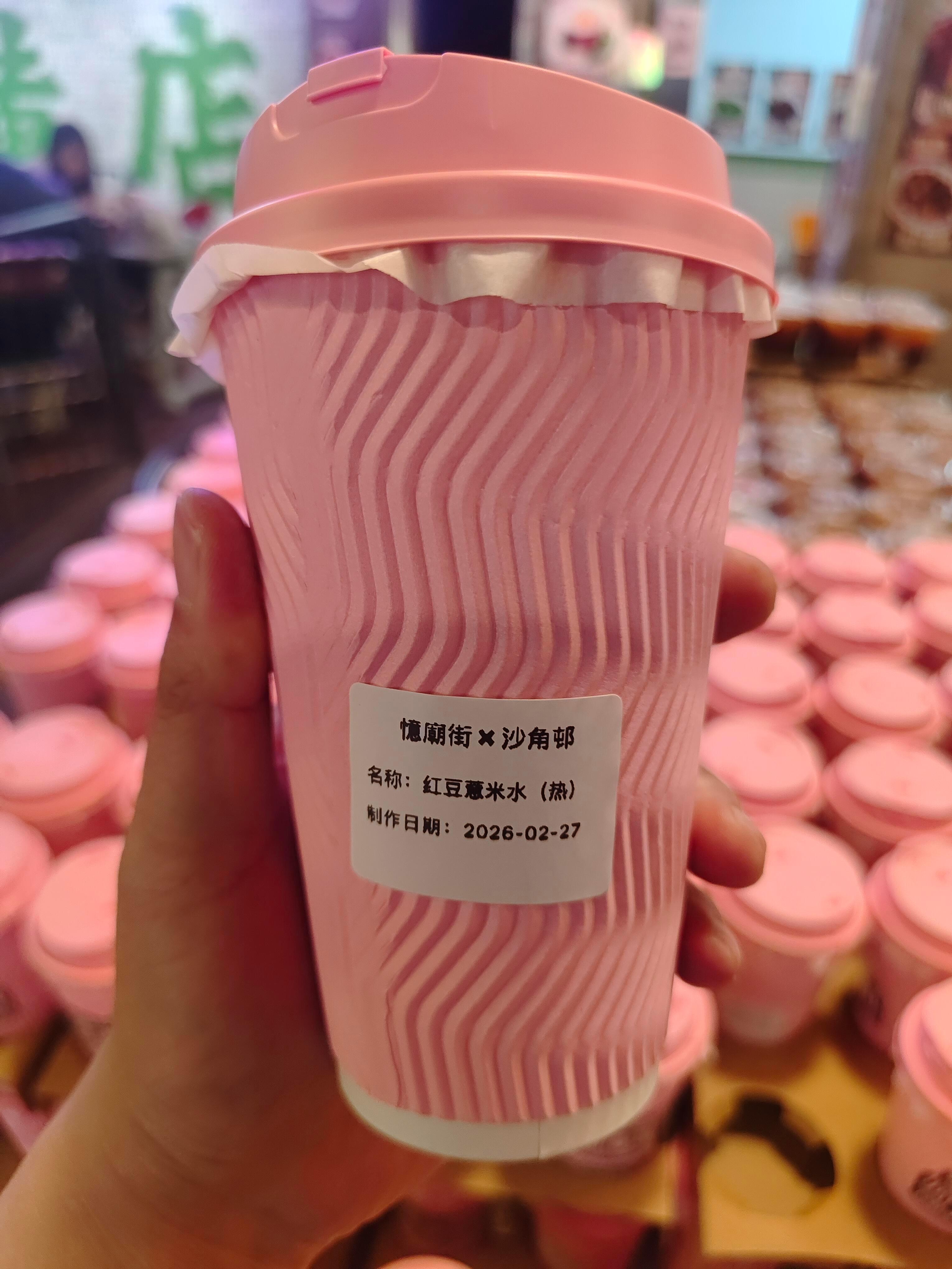 张凌赫请归鸾剧组喝饮料张凌赫请《归鸾》剧组喝红豆薏米水了，大方温柔的萧厉殿下剧组