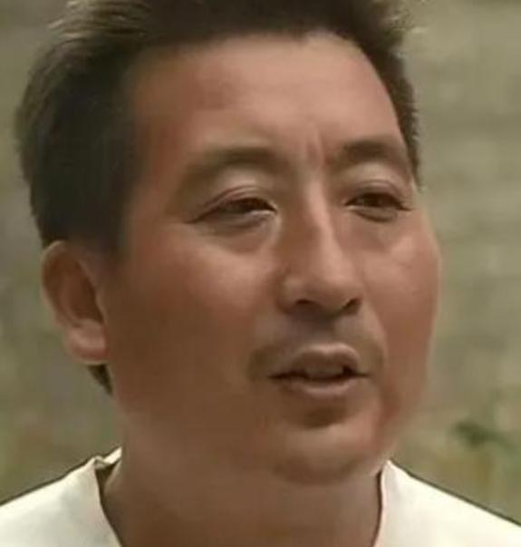 上交国家有奖励！2013年，江西男子在河边意外发现天价宝贝，他耗巨资，出动三台挖