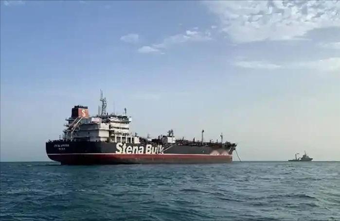 特朗普成冤大头！美军刚宣布封锁海峡，伊朗却突然松口开放航线

近期，霍尔木兹海峡