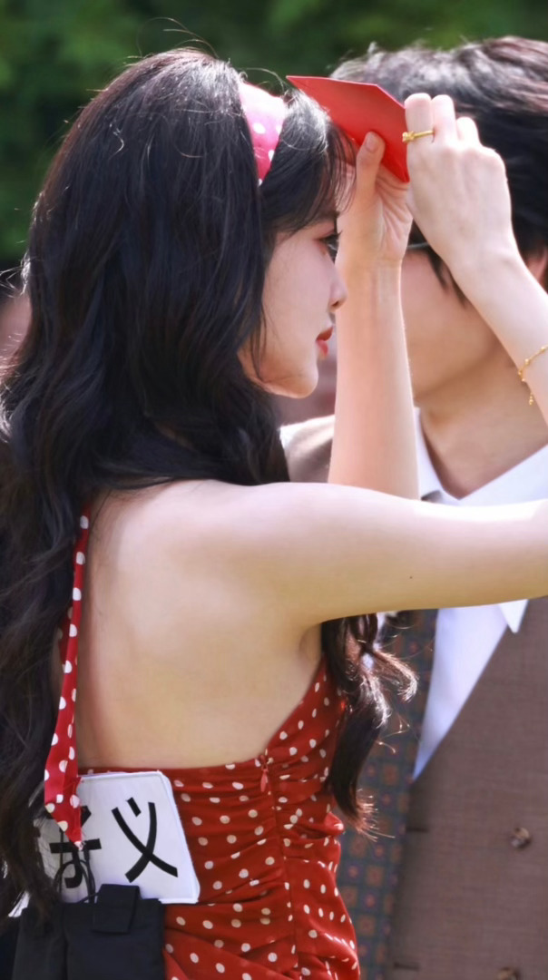 孟子义上班偷穿米妮的衣服奔跑吧 孟子义今天这身造型我直接爱住！红色波点➕同色系发