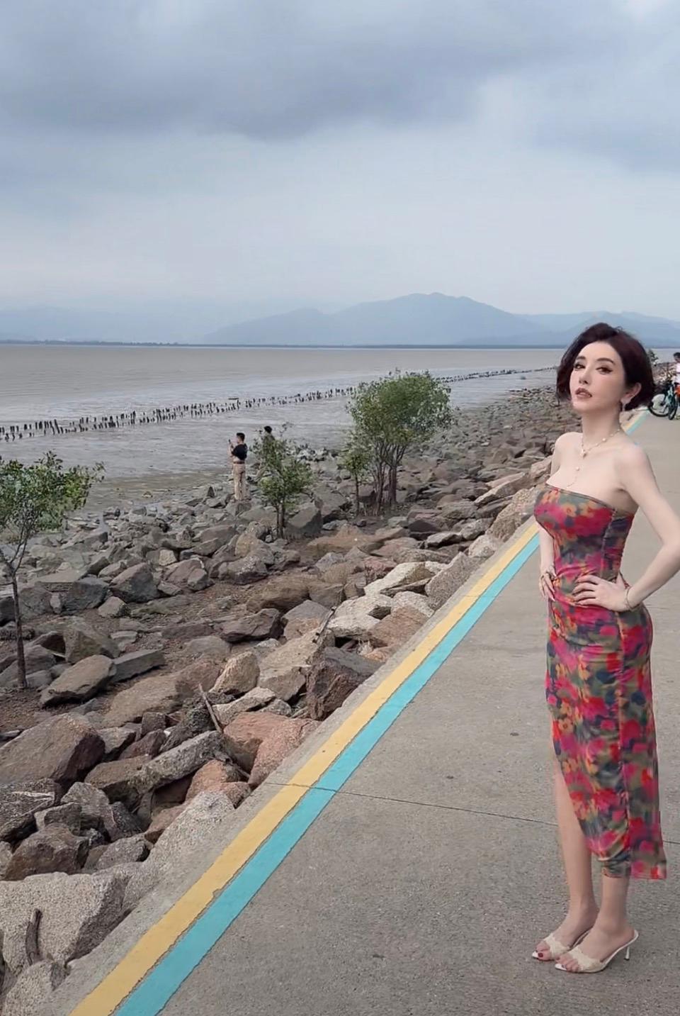 海边漫步，裙摆飞扬，自由自在每一天。🌊👗💃