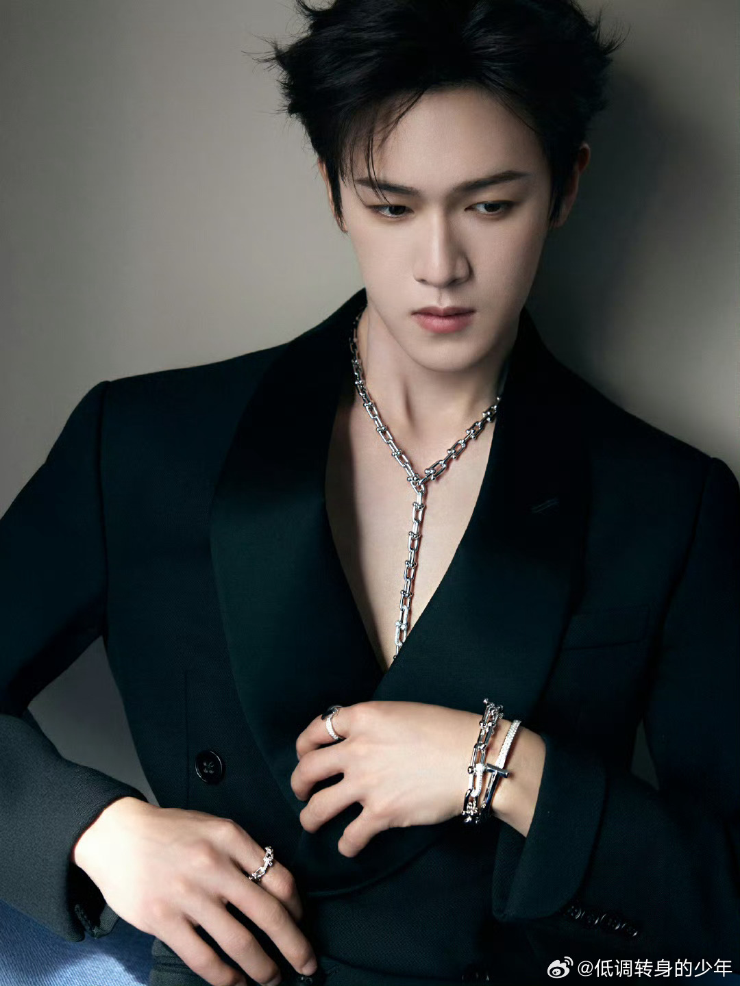 李昀锐小林tiffany活动造型出图，深v西装矜贵又性感，干净又魅惑！李昀锐 优