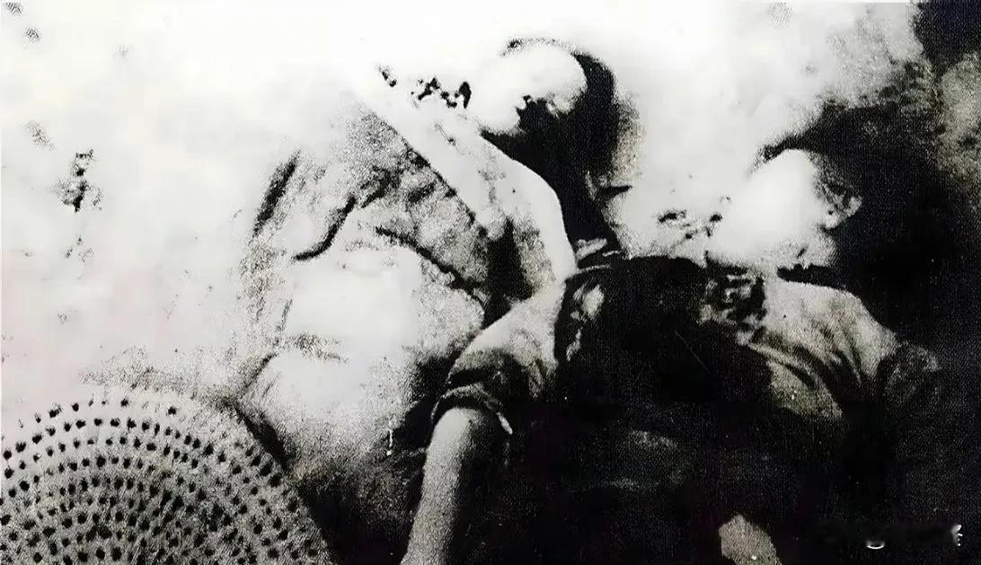 日寇将小竹筒插入妇女下体，倒入汽油点燃！[发怒][发怒][发怒]
1943年3月