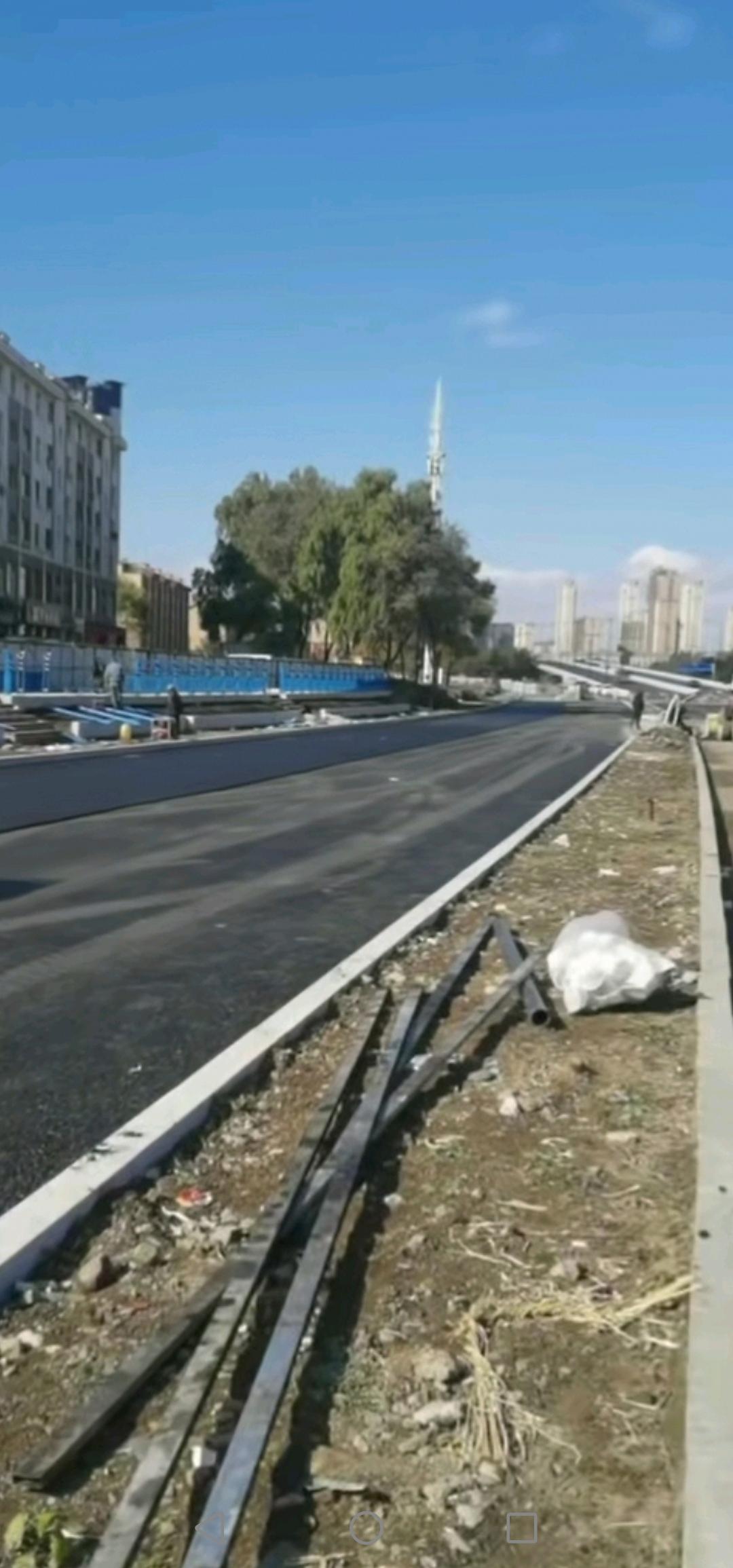 吉林市新城大桥辅路工程正紧锣密鼓地推进着。瞧这态势，近几日就该完工了，着实令人欣