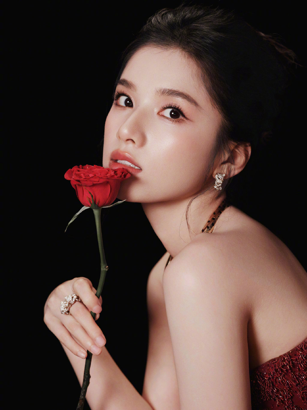 张婧仪白玉兰镜头美成啥了张婧仪白玉兰红毯怼脸镜头太绝了！高定碎钻吊带裙衬得肩颈线