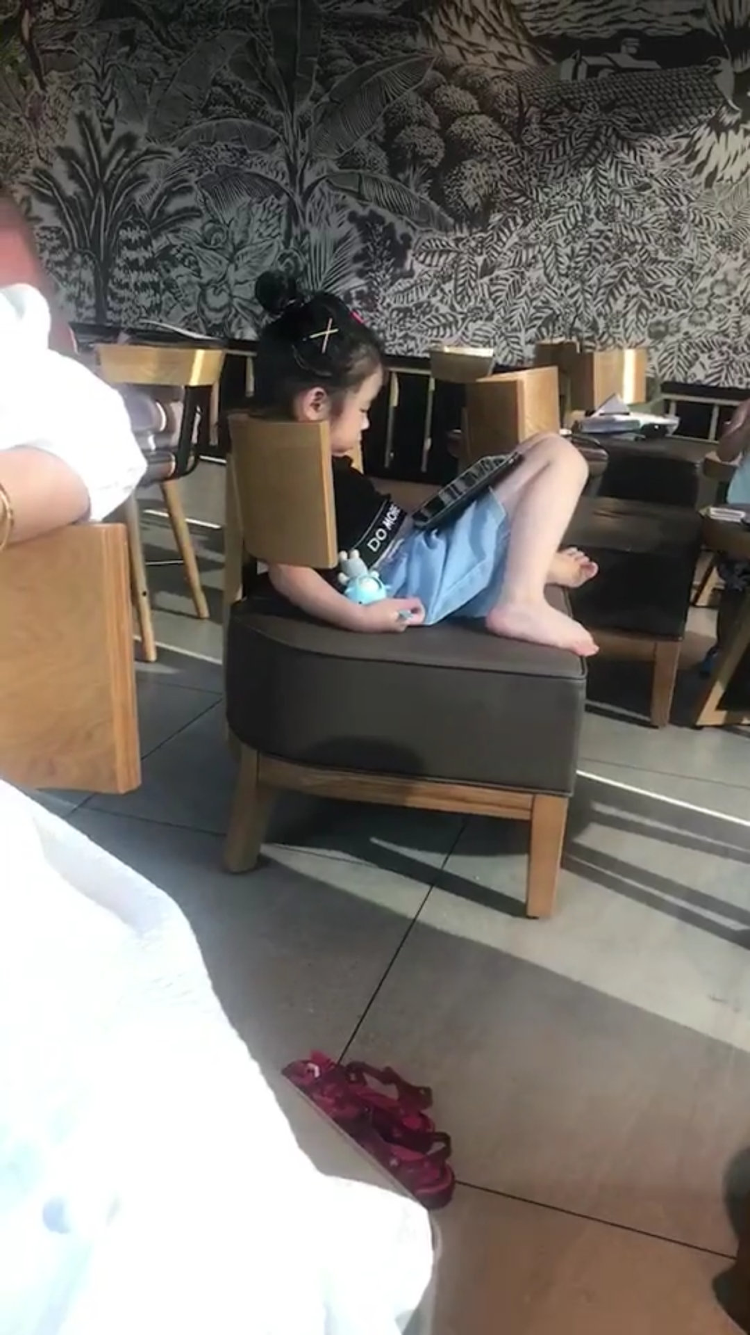 肚子上的肉可以稳住IPad  哈哈啊哈哈啊哈哈哈哈哈哈哈哈哈哈哈哈哈哈这也太可爱