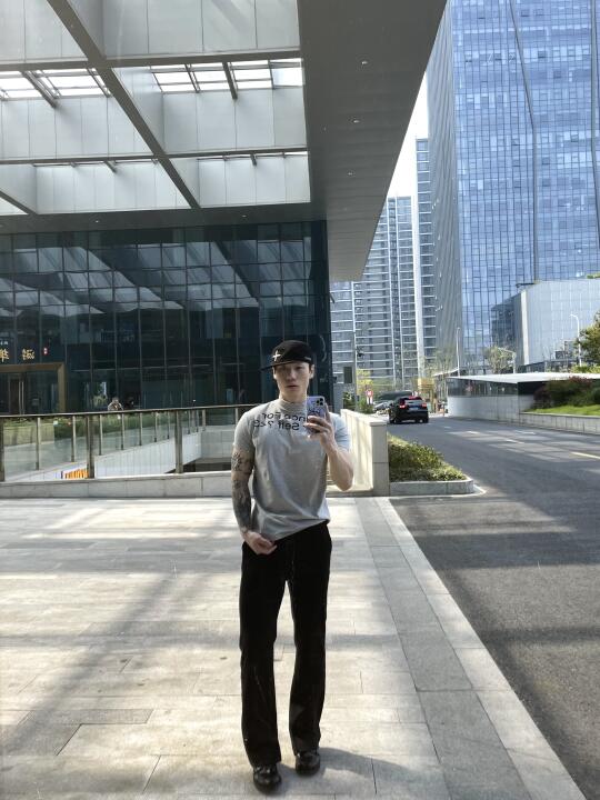 薄肌穿衣服是我喜欢的状态