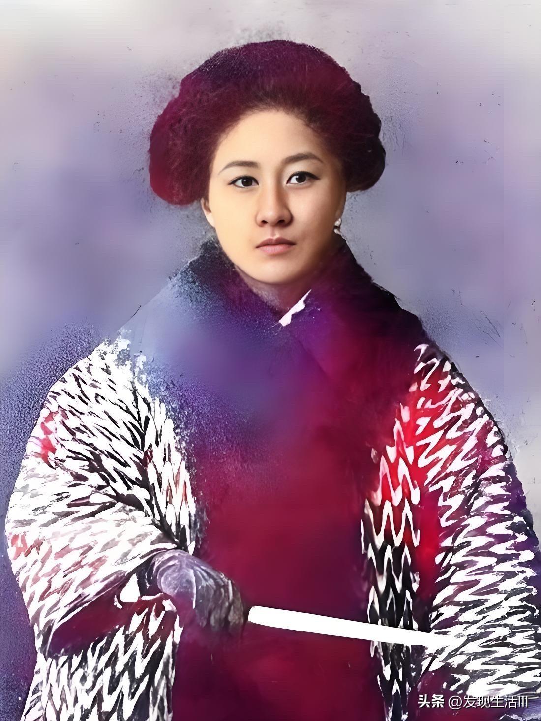 秋瑾于1907年7月15日凌晨被押至绍兴轩亭口，临就义前，秋瑾向山阴县令李钟岳提