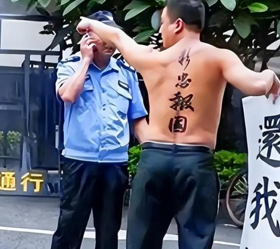 曾经火烧日本“靖国神社”的中国人刘强，回国后不仅被单位辞退，妻子也离他而去，现在