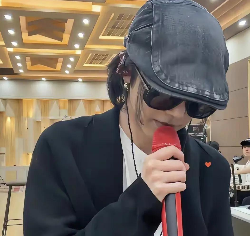 娱乐圈从来都不缺大瓜，华晨宇估计现在肠子都快要悔青了

华晨宇这波演唱会延期，确