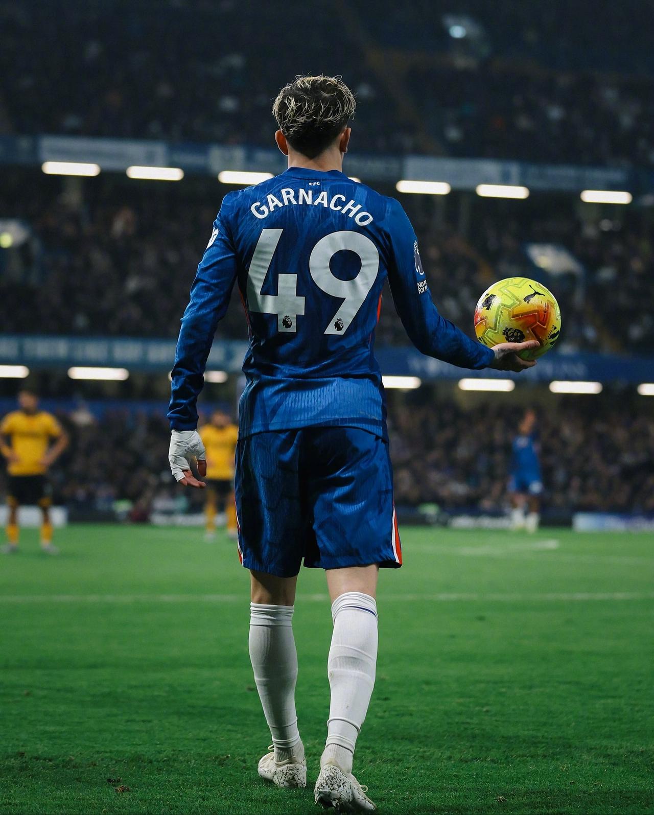 加纳乔本场比赛表现让蓝军球迷感受到被曼联欺骗！
蓝军球迷评论如下：
“决定买加纳