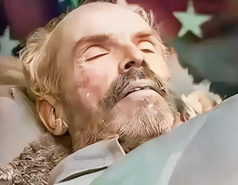 1939年，河北唐县，白求恩烈士安葬的现场，由于当时他牺牲在前线，交通队偷偷将白