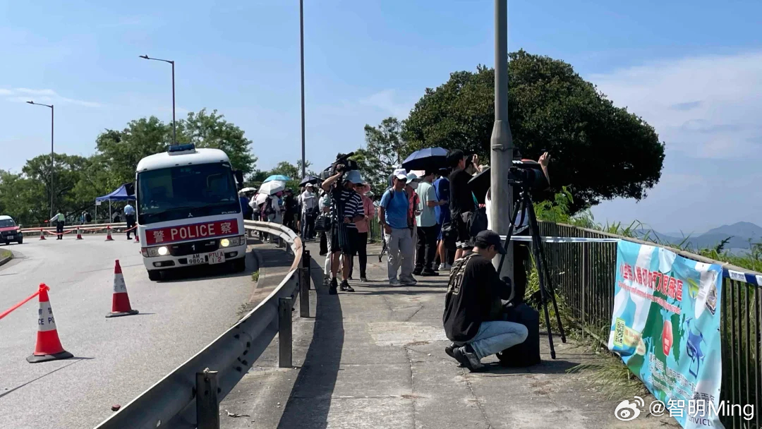 山东舰拍这么大以后怎么忽悠别人尽力了，爬山坐船都有！今天香港青衣全是人，全部都带