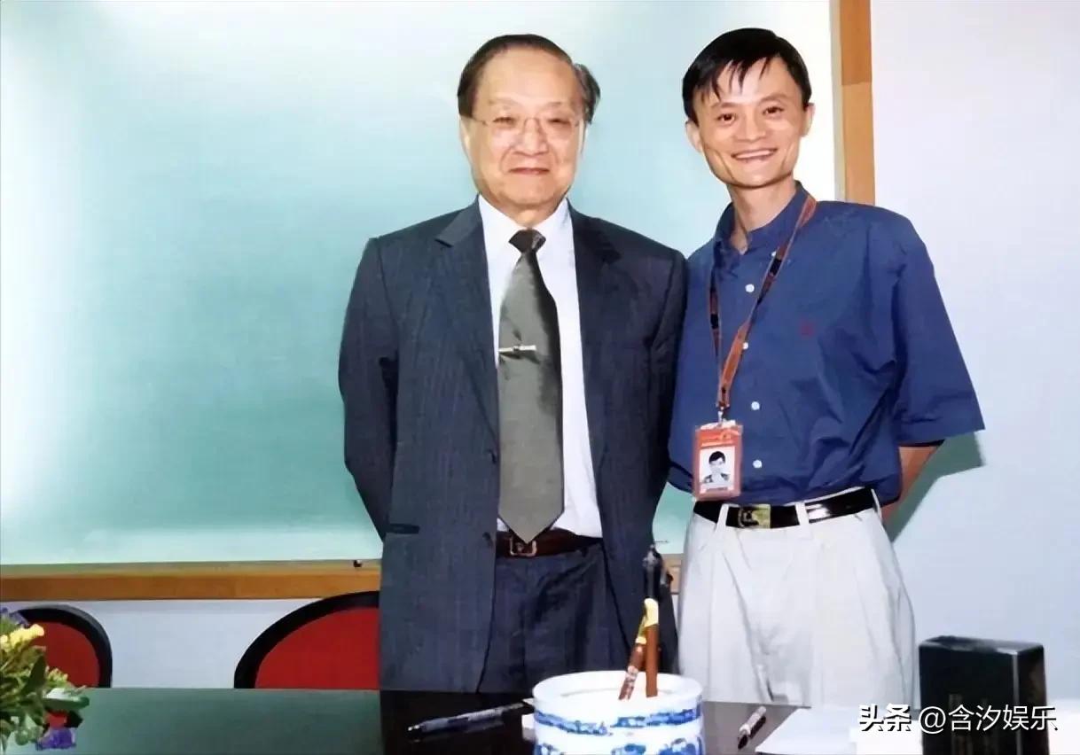 2000年，马云第一次见到金庸，特别兴奋，想让金庸给他签个名，金庸却连连摆手：“