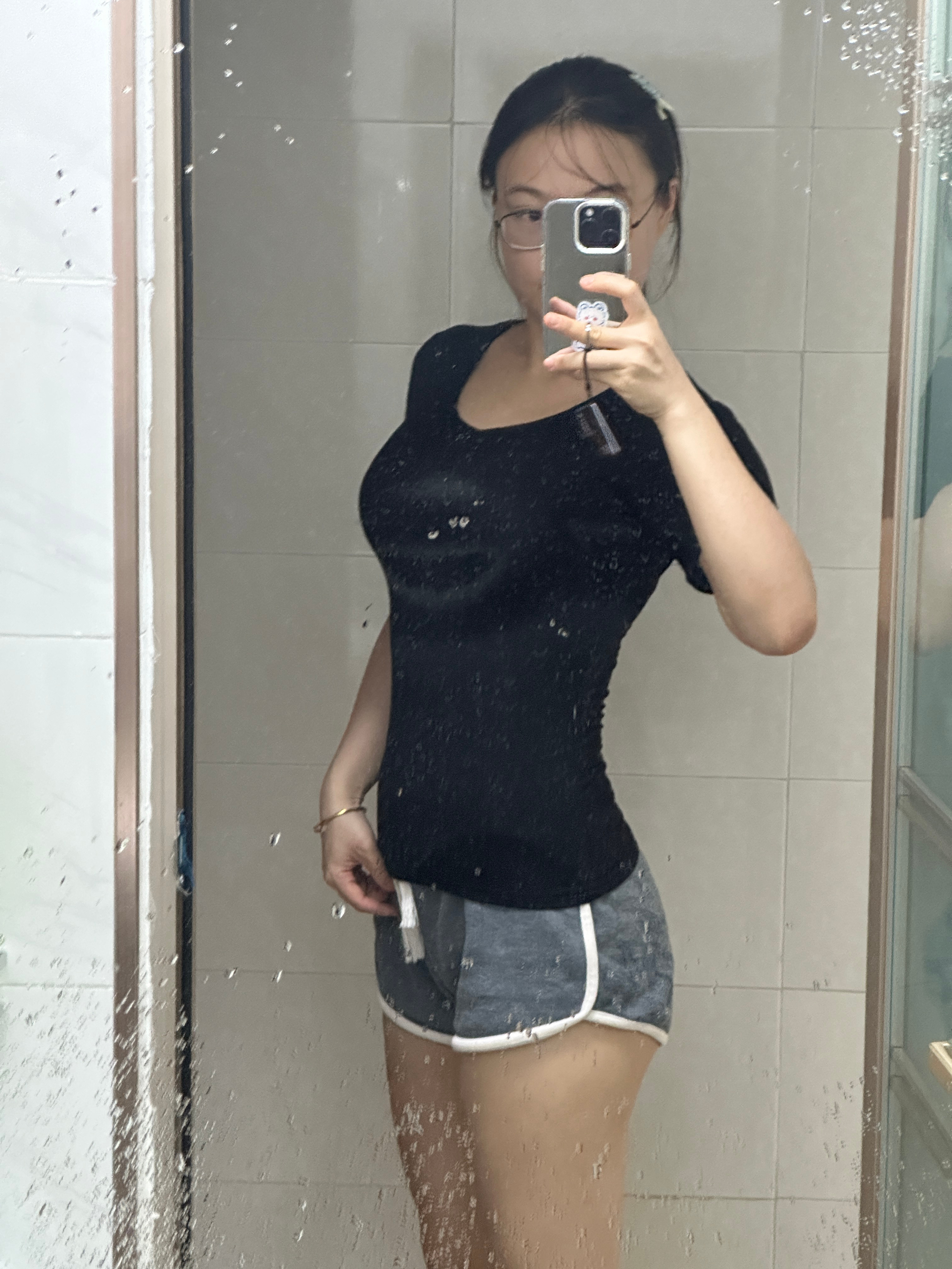 家人们，我身上的这一件是新上的那件黑色的。身上穿的是M码修身效果特别好，而且黑色