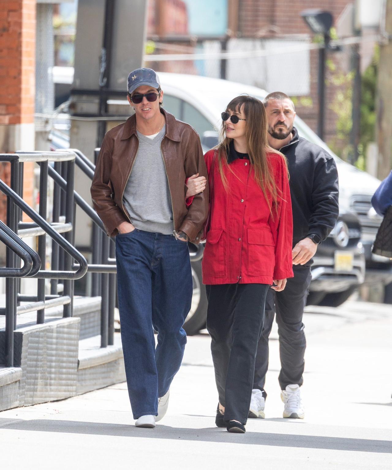 4-22,达科塔·约翰逊 (Dakota Johnson) 被拍到与塔克·皮尔斯