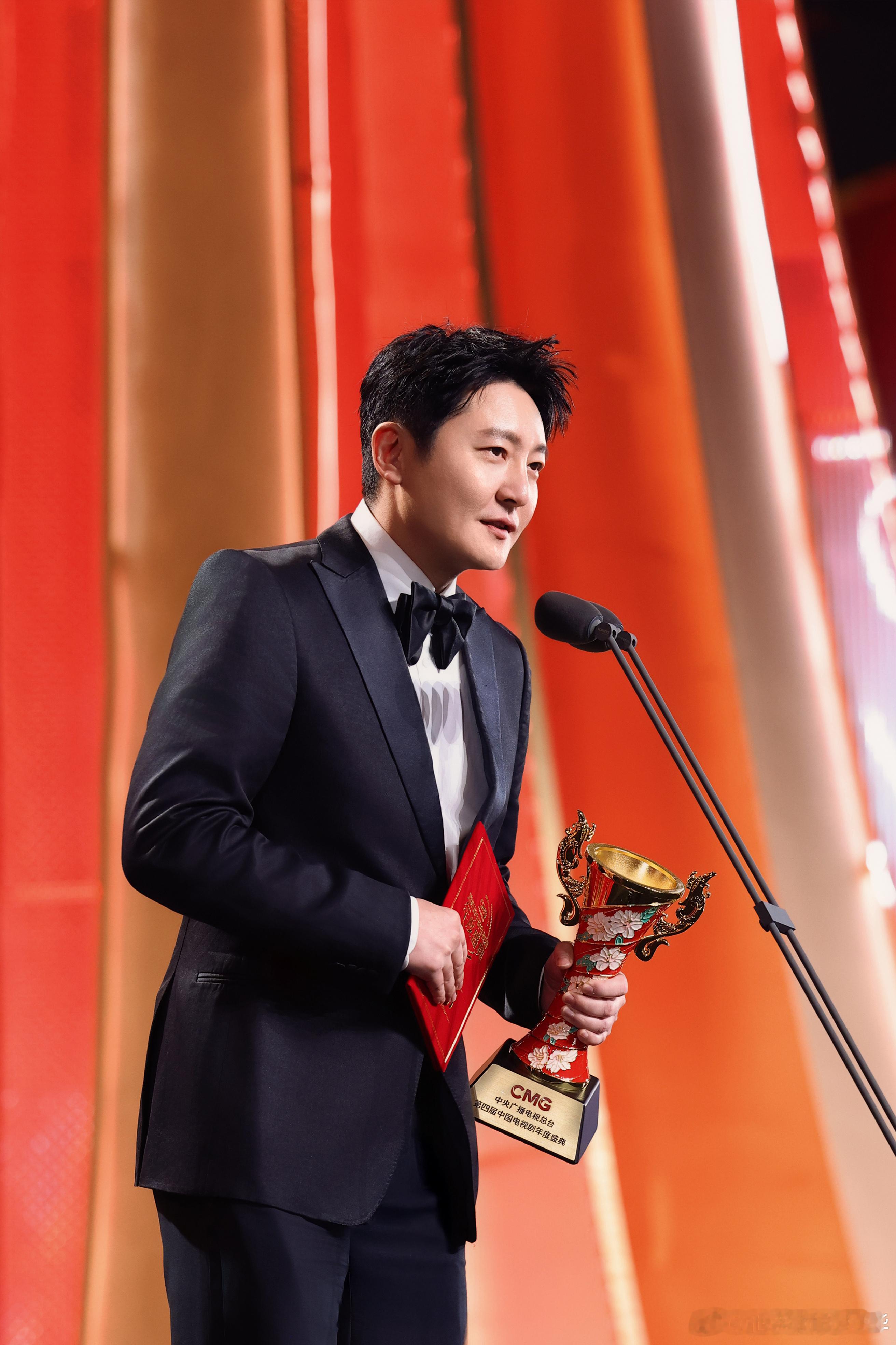 郭京飞感谢了在总台播出的四个剧中国电视剧年度盛典 实力加冕！郭京飞拿下年度男演员