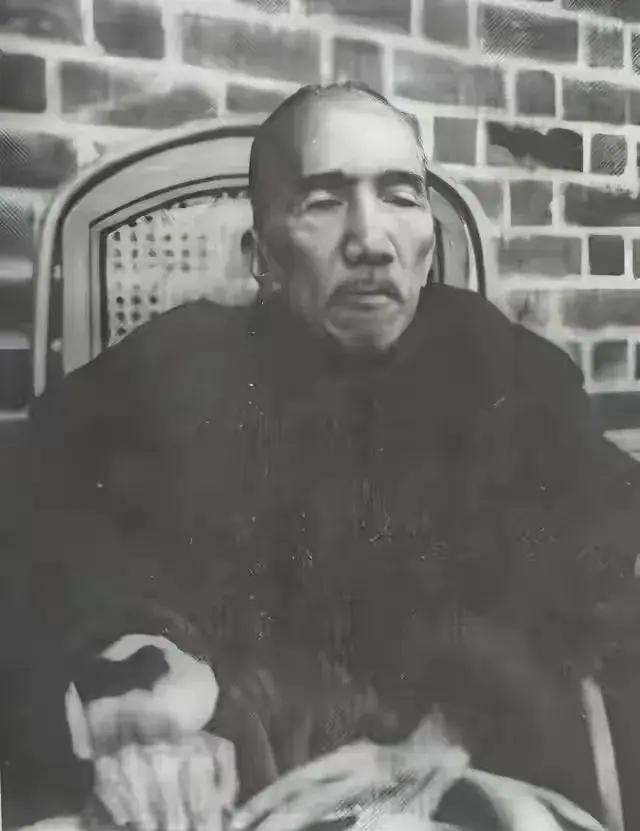 1941年12月，日军攻进香港。

几个日本兵踹开九龙太子道369号三楼的门，闯
