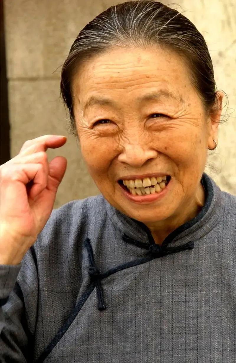 老伴发在微信朋友圈里称赞我94岁老妈的帖子
原文照录：对婆婆的印象 
必须给我9