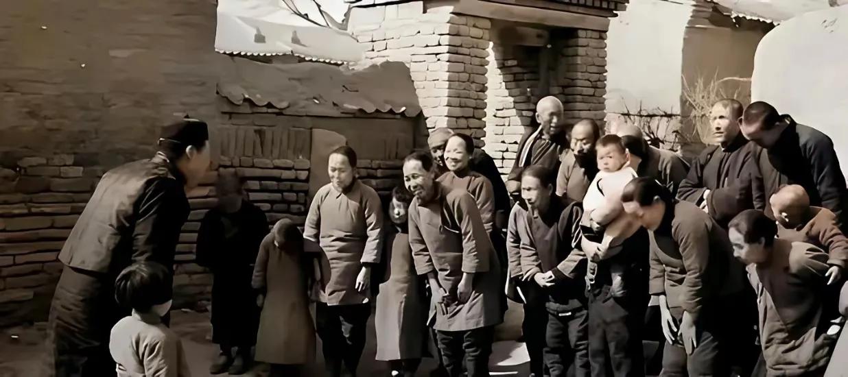 快解放那一年，村里的地主把田地全卖光了，因为他大儿子写信回来了，叫他卖的，不卖以