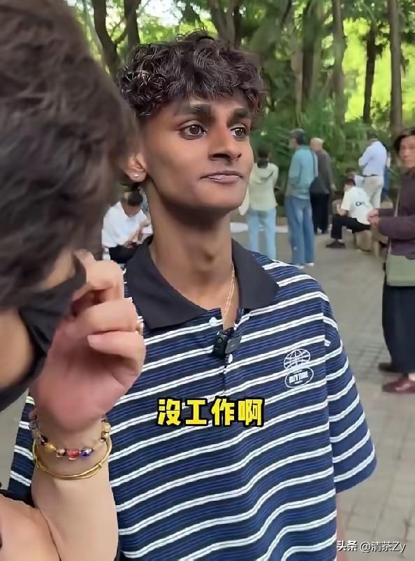 真是自不量力！上海公园相亲角，一印度小哥自信满满地来相亲，他说自己是印度高种姓，