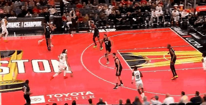 刚复出就受伤！戈登这是怎么了！
他才刚回到场上，第一节打火箭就那么冲了一下，人就