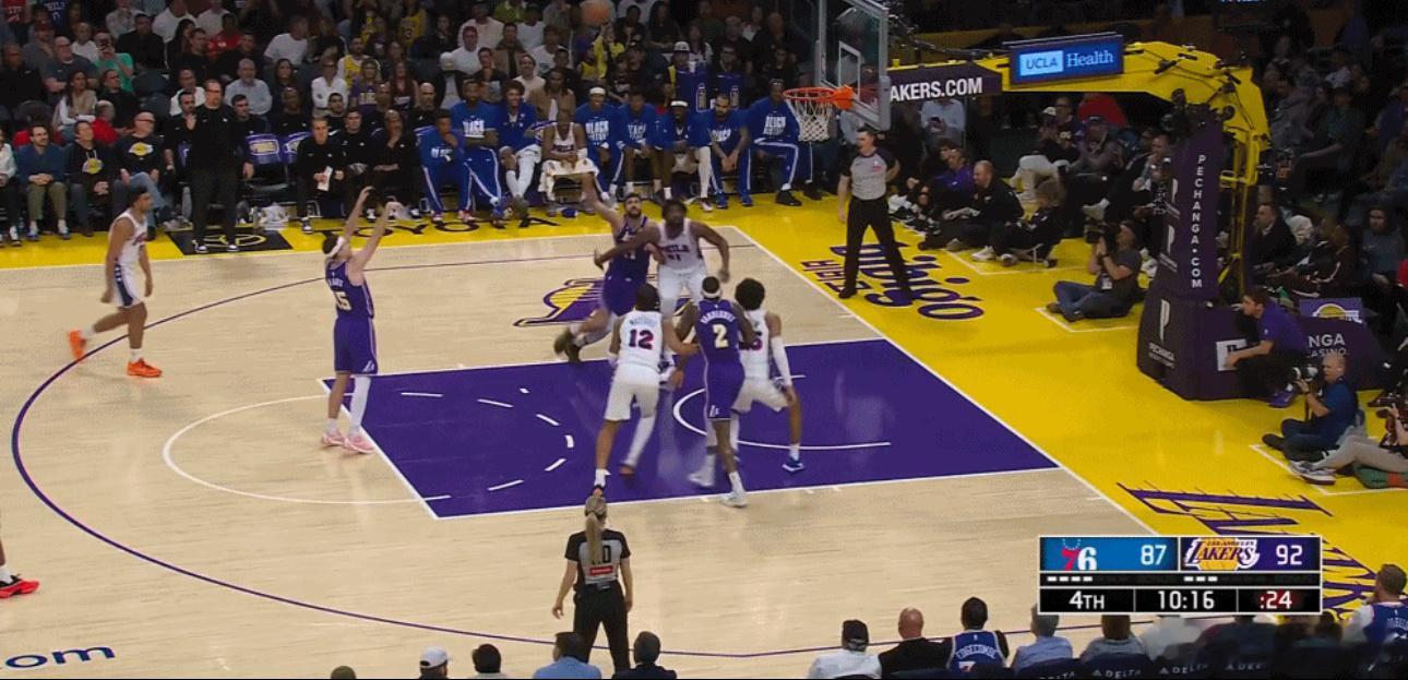 2月6日讯 今日，NBA常规赛继续进行，湖人在主场迎战76人。比赛进行到末节10