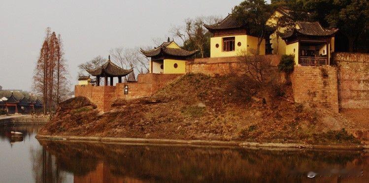 元丰三年，苏轼因乌台诗案被贬为黄州团练副使，本就微薄的俸禄被大幅削减，全家二十余