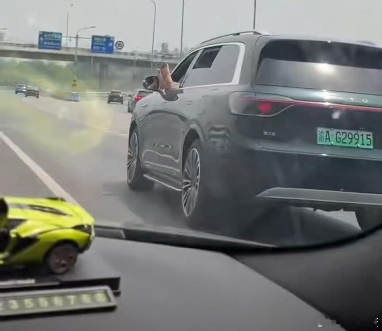 驾驶员是以什么姿势在开车[怒]这不是在危害公共安全吗？ ​​​