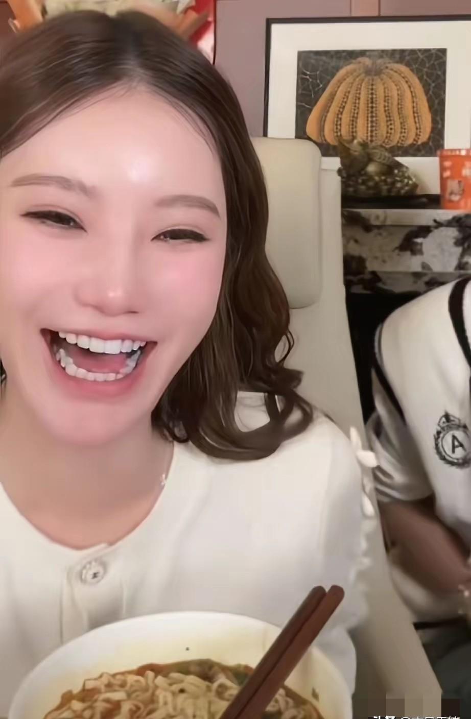 别的老板在算裁员成本时，她已经把年终红包塞进了500个员工的账户。
麻六记北京国