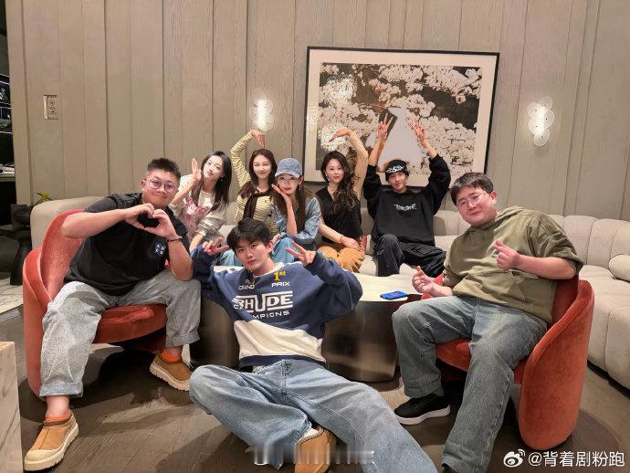 剧组全员同框，仿佛剧里的故事还在继续