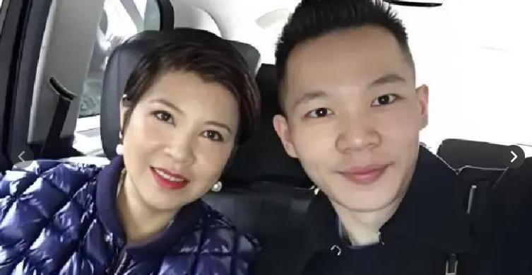 1994年，杭天琪大三那年，不顾父母反对嫁给了大她十几岁的张泽民。婚后不到三年，