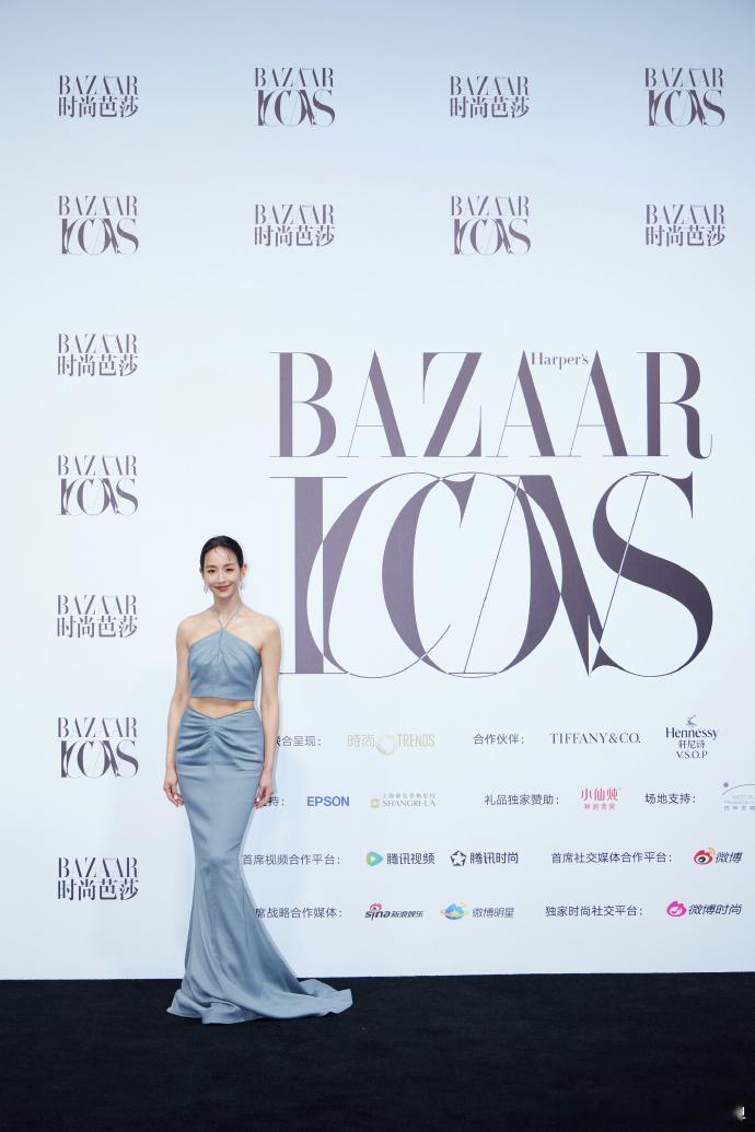 #张钧甯好薄的背# 张钧甯的这个造型实在是太惊艳了，那薄背在灯光下显得格外迷人，