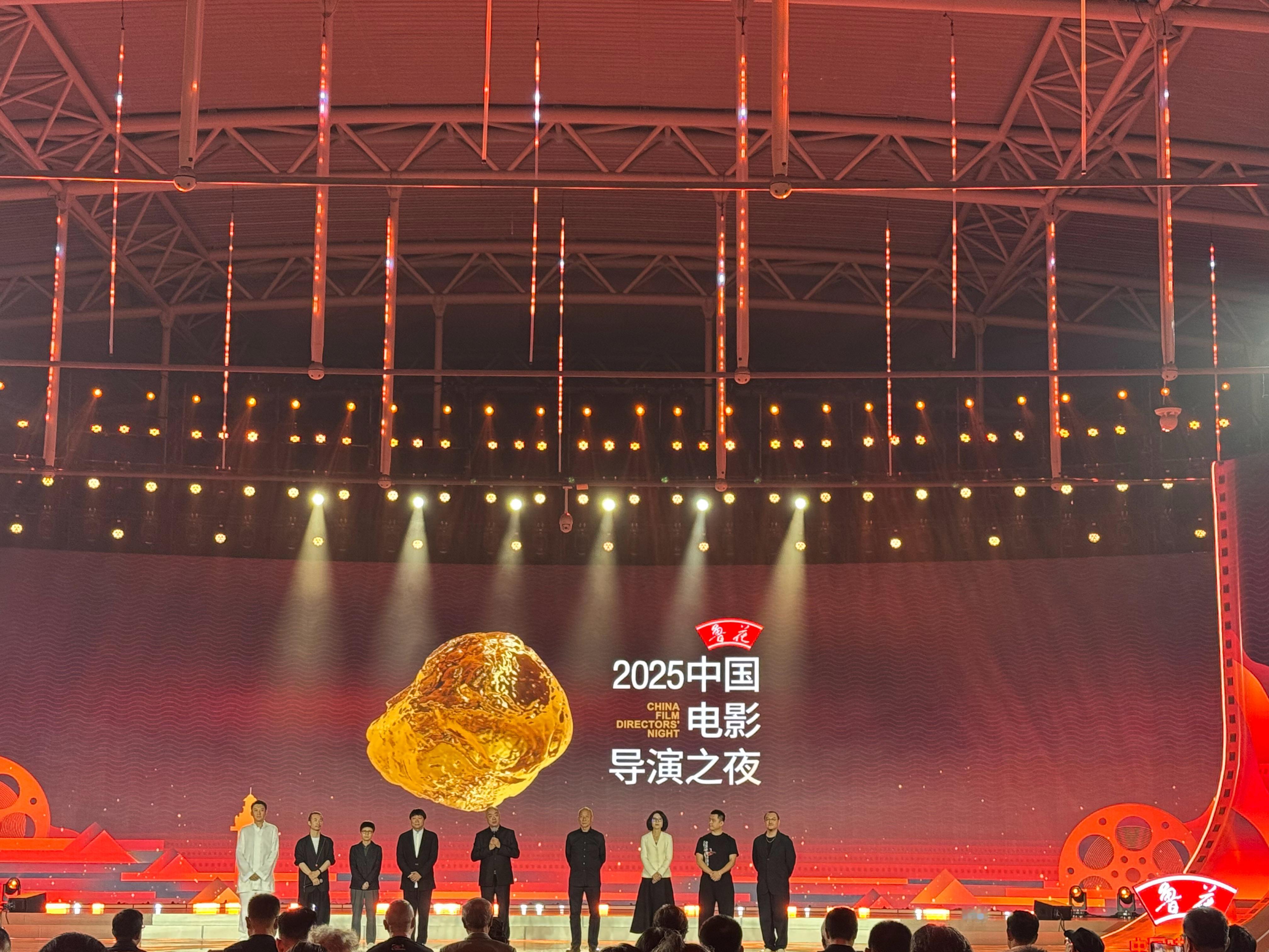 中国电影导演之夜 荣誉即将揭晓，李睿珺、郑大圣分别代表初审和复审评委登台致辞，称