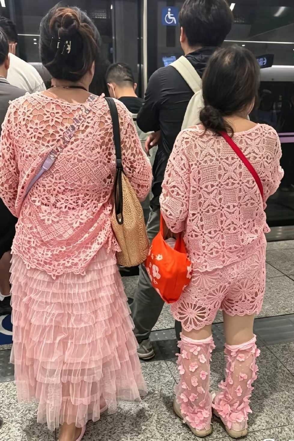 谁说上年纪就不能有少女心？地铁一幕太可爱
 
西安地铁偶遇两位阿姨，狠狠打破刻