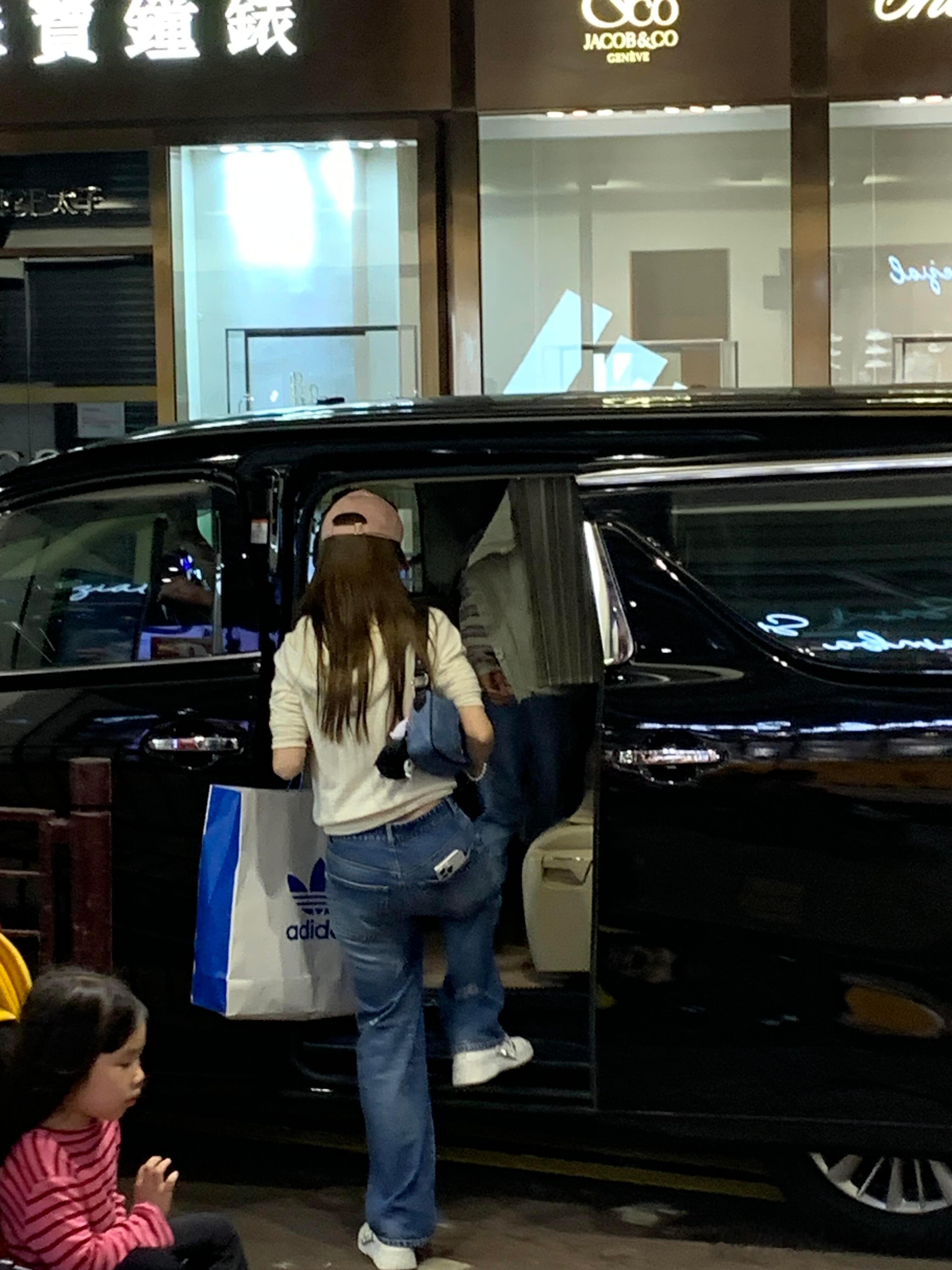 #Angelababy小海绵香港逛街##偶遇Angelababy小海绵香港逛街#