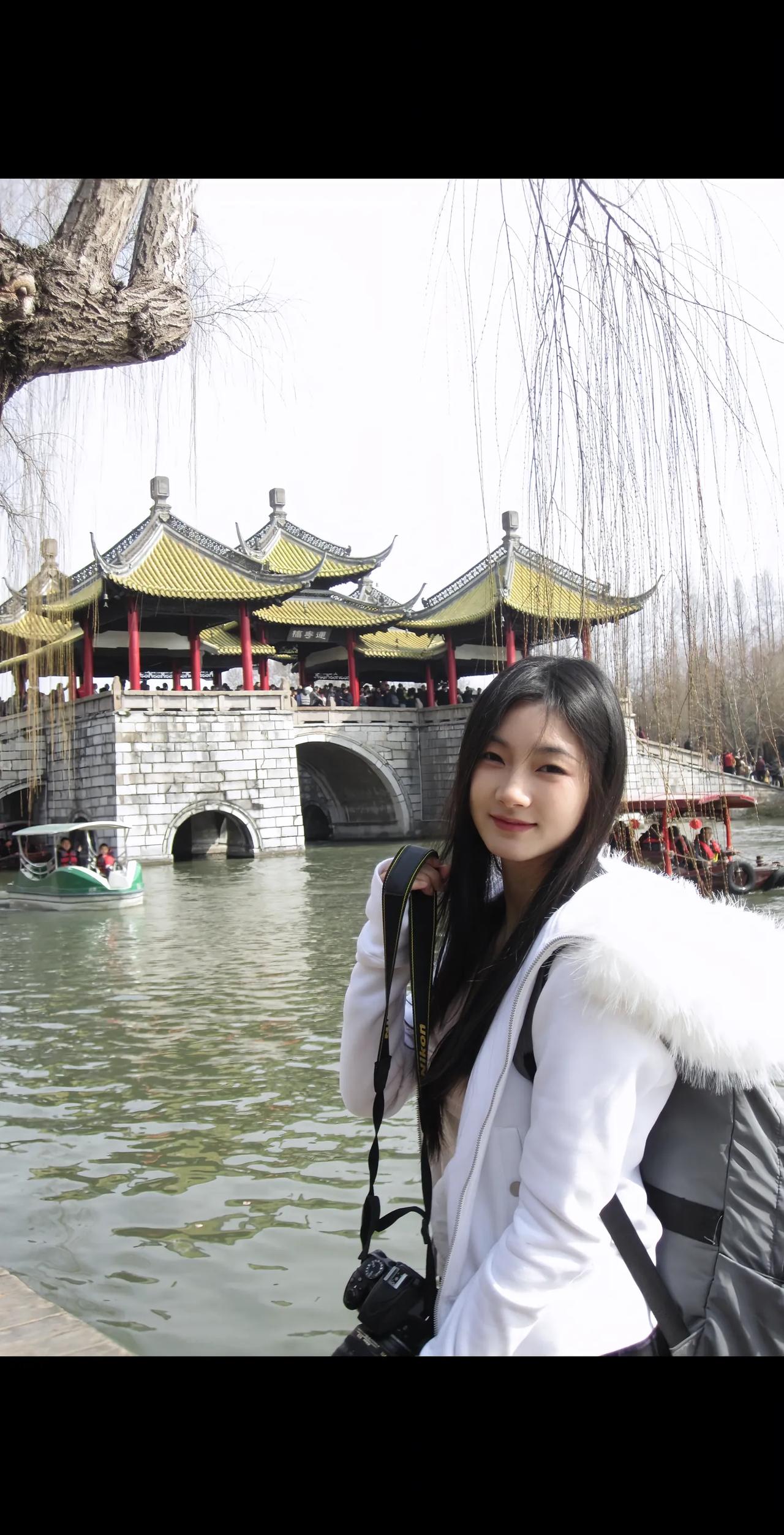 桥上风景美如画，桥下流水静如诗。