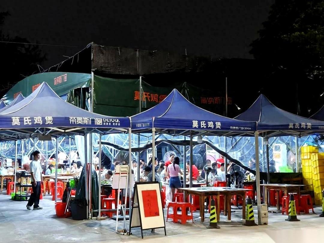 一天卖400只鸡，天天排长队，老板不但不趁热打铁搞加盟，反而一个劲儿地劝食客：“