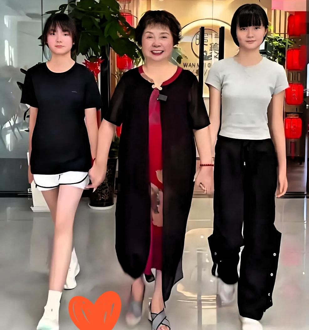 盛海琳icon60岁时通过试管技术生下的这对双胞胎女儿，如今已出落得亭亭玉立，着