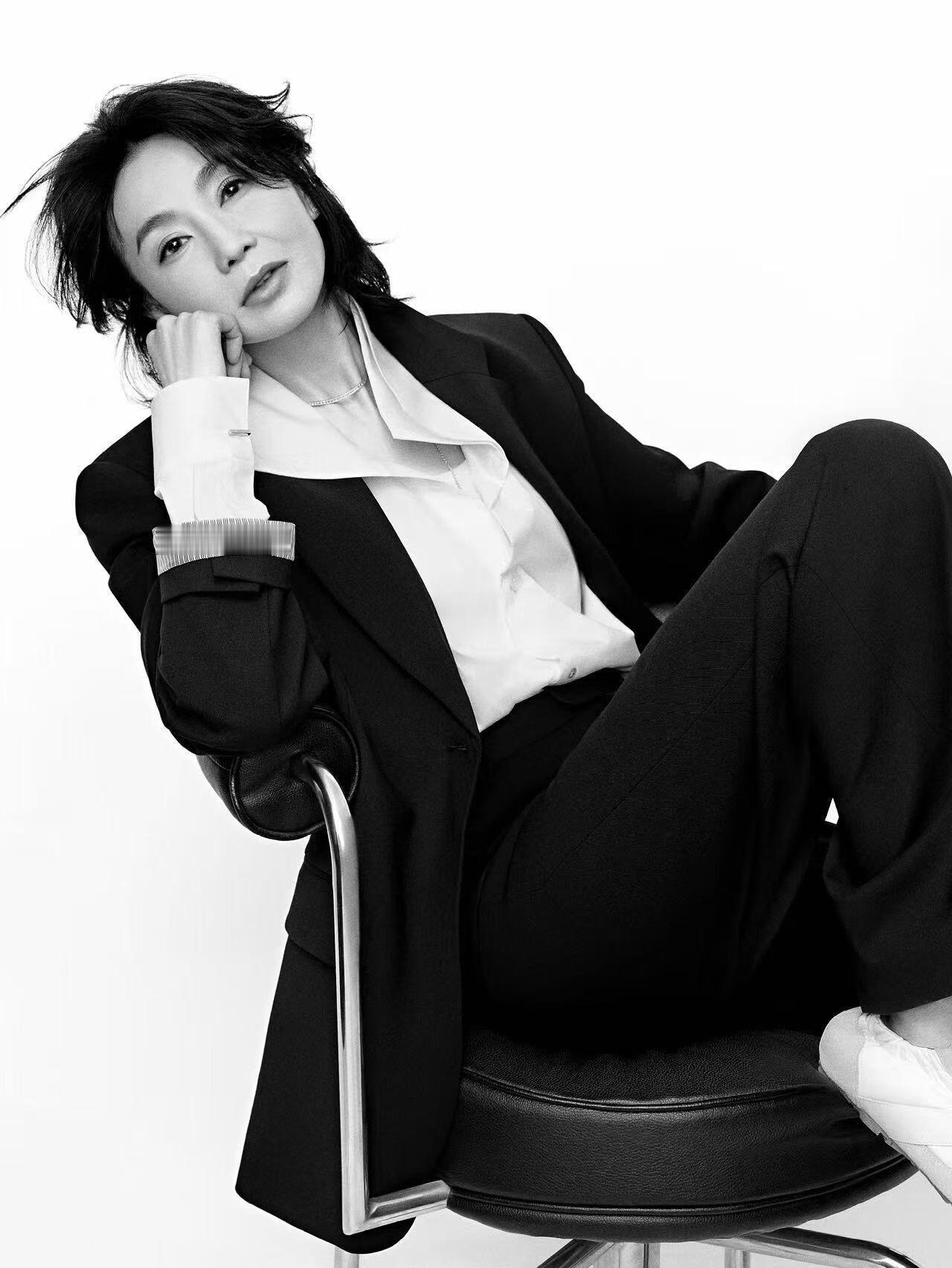 张曼玉出道42年红了42年从明艳港风美人到影坛殿堂级影后，她用42年时光，把每个