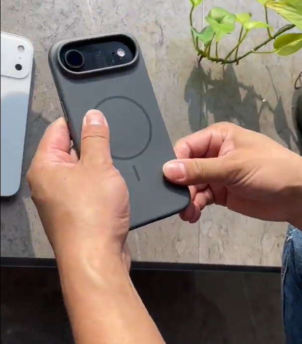iPhone17Air戴手机壳效果手机厂家好不容易降点厚度，然后带一个手机壳直接