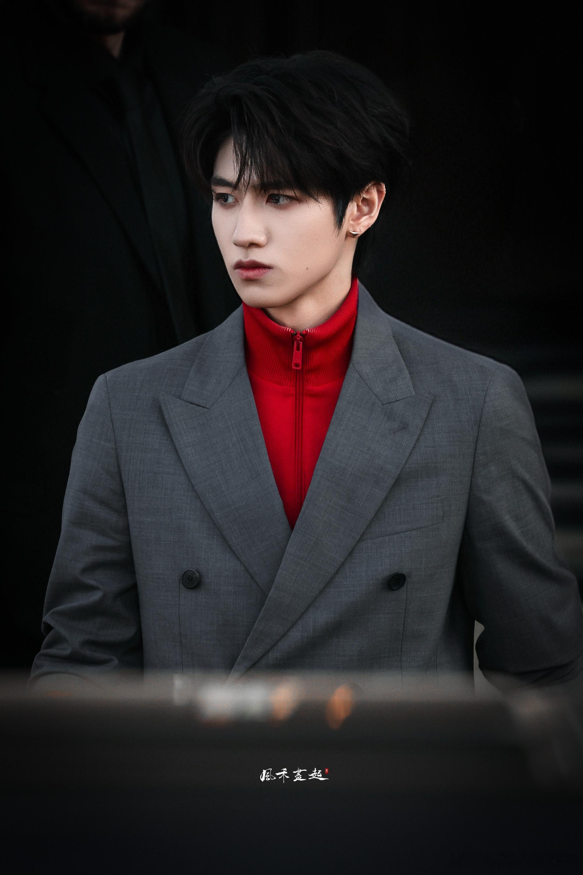 Prada大秀朱志鑫单人路透，一抹红色很亮眼，他是团里最帅的感觉Prada大秀米